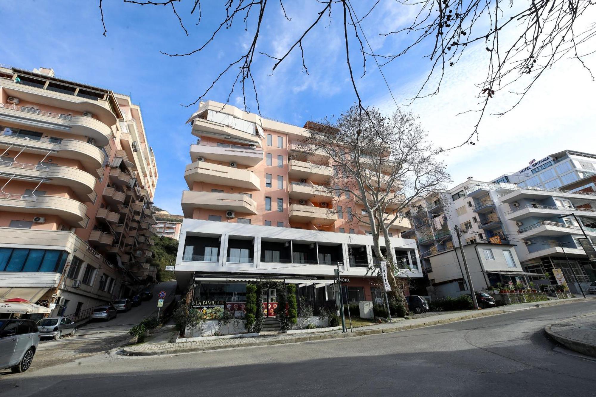 H&M Hotel Vlorë Esterno foto