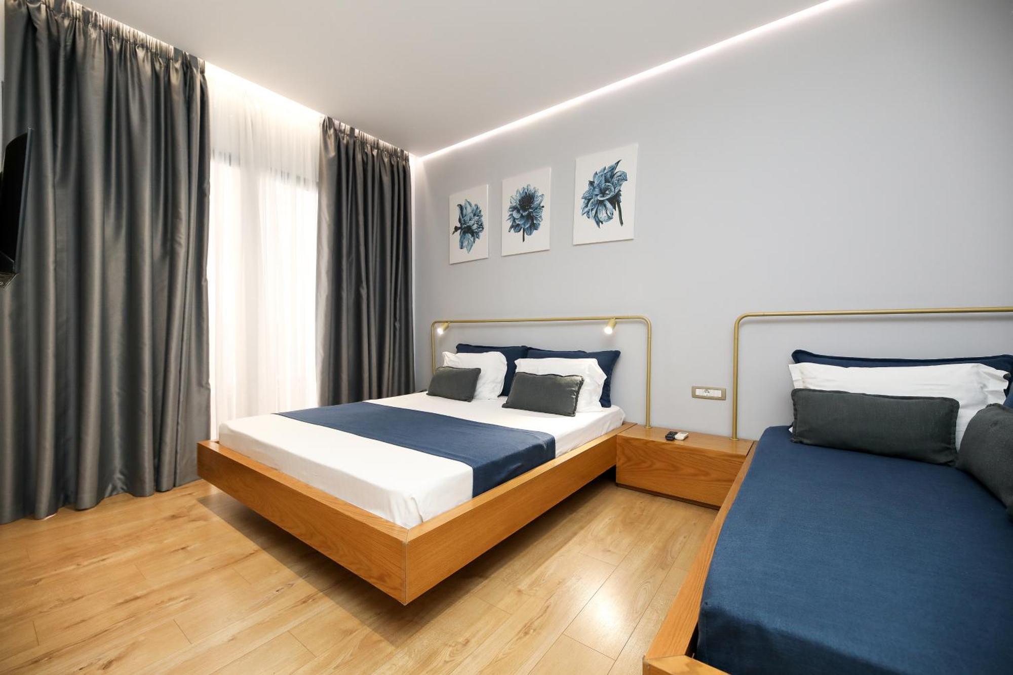 H&M Hotel Vlorë Esterno foto
