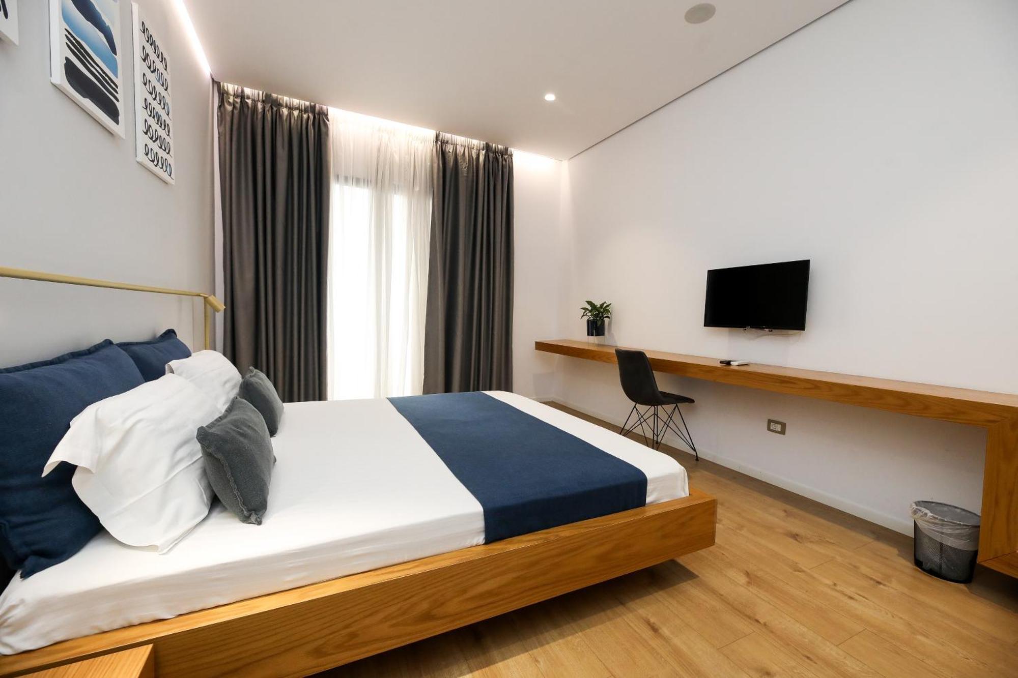 H&M Hotel Vlorë Esterno foto