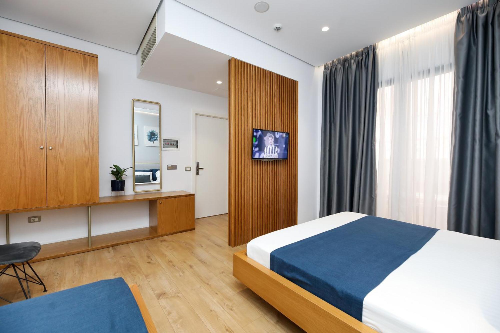H&M Hotel Vlorë Esterno foto