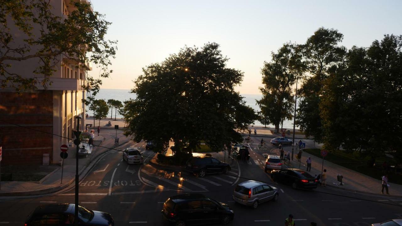 H&M Hotel Vlorë Esterno foto