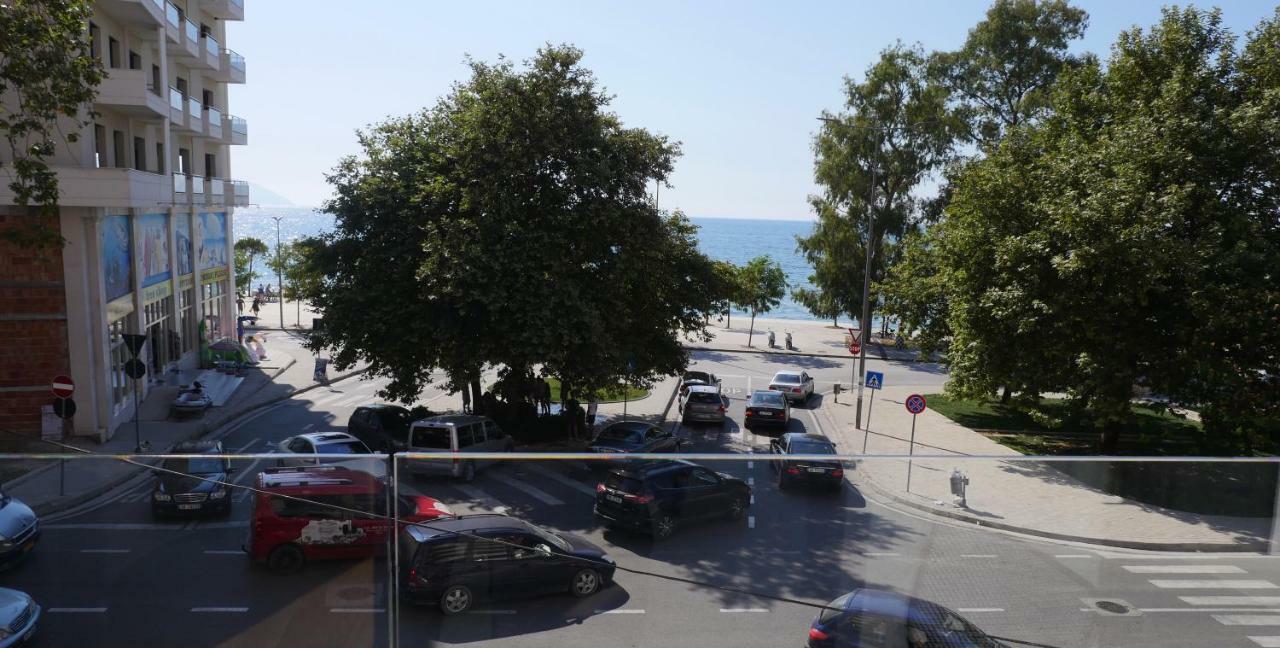 H&M Hotel Vlorë Esterno foto