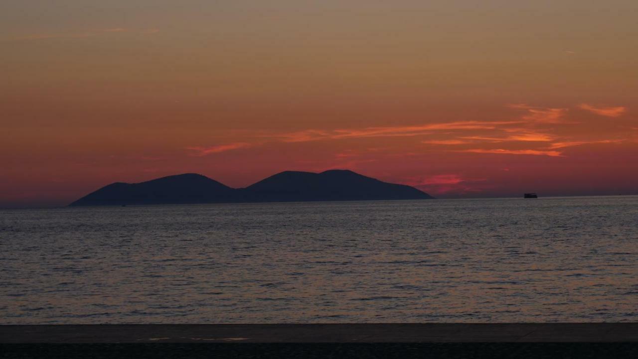 H&M Hotel Vlorë Esterno foto
