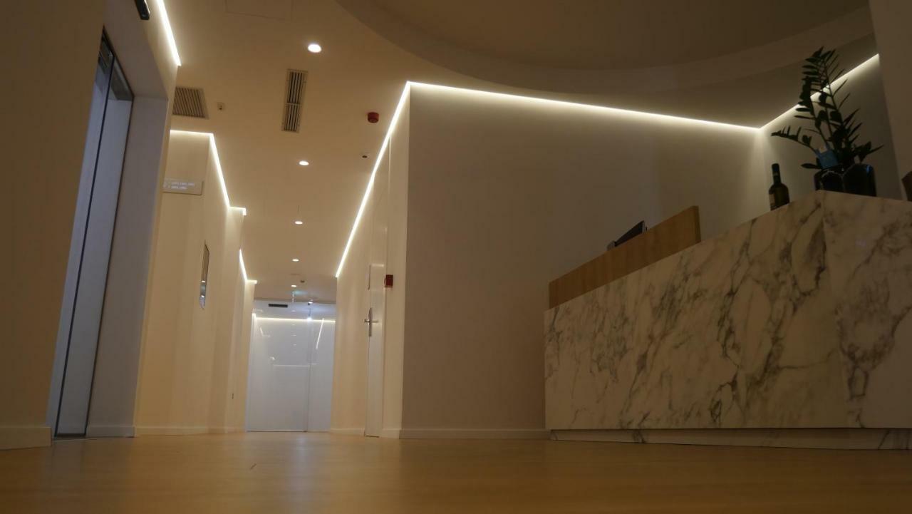 H&M Hotel Vlorë Esterno foto