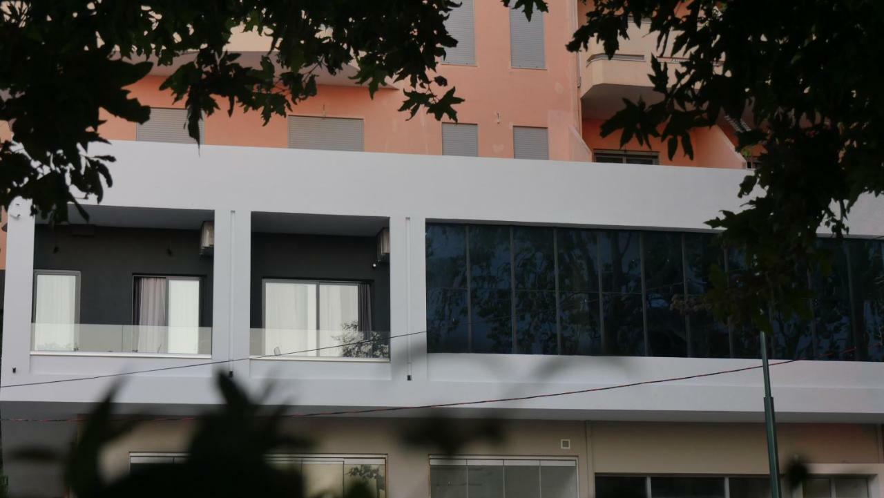 H&M Hotel Vlorë Esterno foto