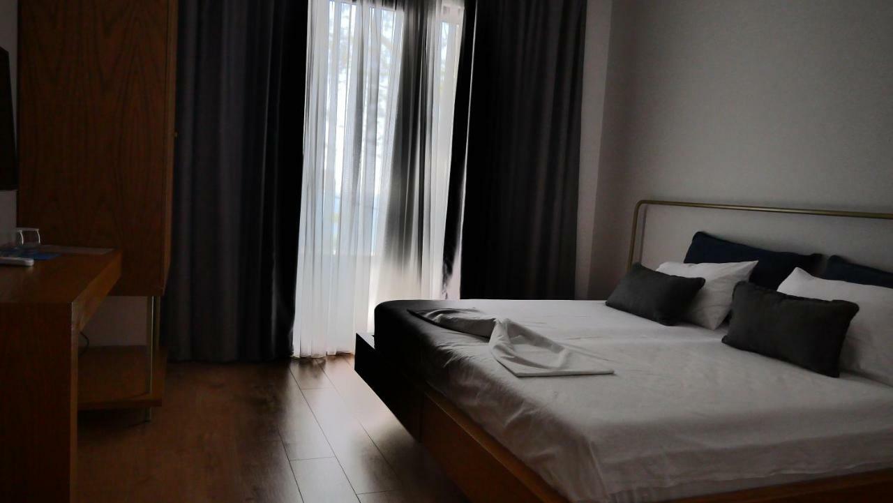 H&M Hotel Vlorë Esterno foto